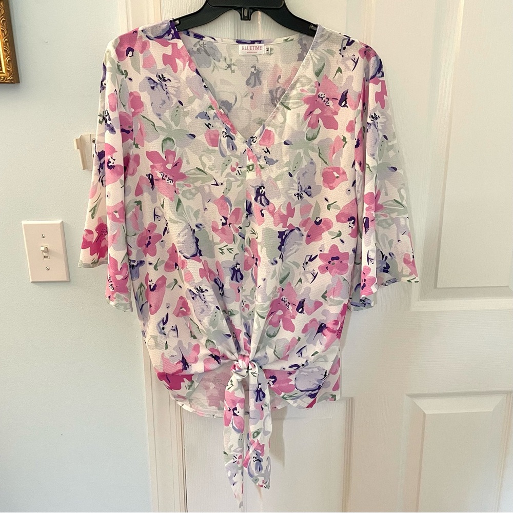 Like New! Tie Knot Front Floral Blouse